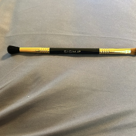 Sigma Untamed Eyeshadow Palette with Dual-Ended Brush - Picture 5 of 9